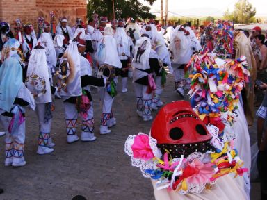 Danzantes saliendo de la iglesia flanqueados por los Pecados. Fotografía de Elda Pérez Moneo