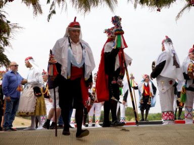 Capitán de Danzantes entrando a la casa sede junto a Pecados y Danzantes. Fotografía de Rubén Martín-Benito Romero