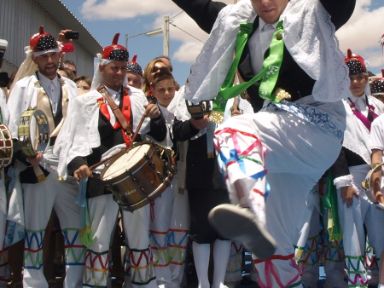 Danzante en una "bailailla" al final de la procesión. Fotografía de Florentino Caballero Santacruz