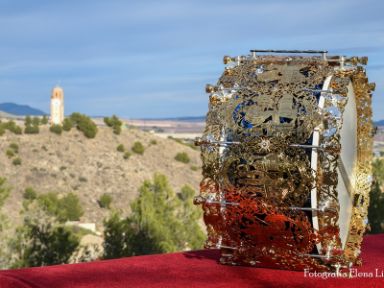 Tambor tobarreño y de fondo el reloj de la Villa. Fotografía de Elena Lisón Sánchez