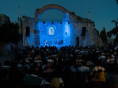 Teatro Medieval en las Ruinas de San Pedro. Representación de “ Leonor de Aquitania”. Fotografía del Ayuntamiento de Hita