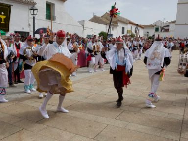 Danza que da inicio a la solemne procesión. Fotografía de Rubén Martín-Benito Romero