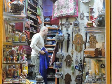 Escaparate de Bazar de Artesanía bereber. Fotografía de Pedro Gómez Timón 