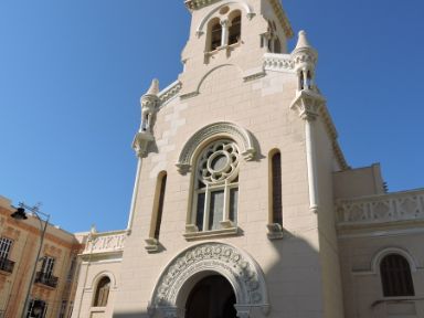 Fachada principal de la Iglesia del Sagrado Corazón de Melilla. Fotografía de Pedro Gómez Timón