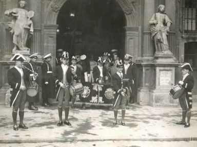 Cuerpo de Ciudad - Txistularis a la salida de la corporación para participar en la procesión de San Saturnino 1949
