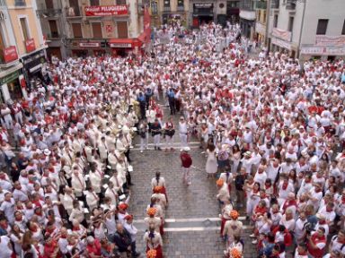 Gente esperando la salida de la corporación de la Casa Consistorial en el día de San Fermín