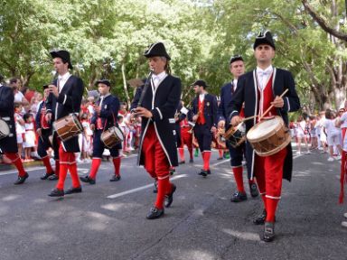 Desfile de los txistularis del Cuerpo de Ciudad formando parte del conjunto de la procesión de San Fermín