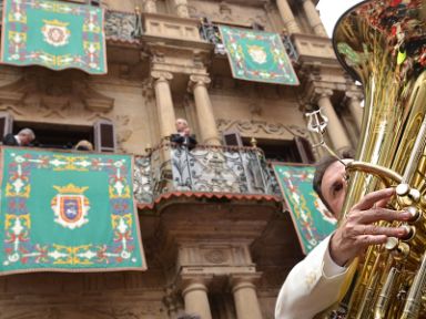 La Pamplonesa interpretando tras la entrada del cortejo en la Casa Consistorial el día de la Octava