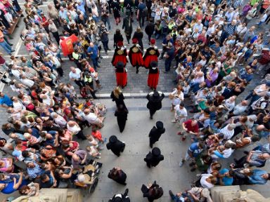 La corporación saliendo de la Casa Consistorial para iniciar el desfile del día del Privilegio de la Unión