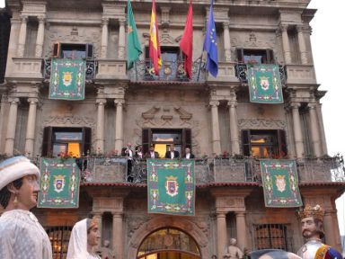 La corporación viendo los bailes de la comparsa desde el ayuntamiento el día del Privilegio de la Unión