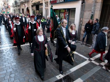 El cuerpo de ciudad desfilando en la procesión de San Saturnino