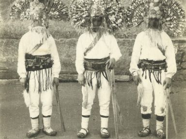 Benigno, Valeriano y Aniceto en la Plaza de Llamas de la Ribera (León) 1962 © A.C. “GUIRRIOS Y MADAMAS. LLAMAS DE LA RIBERA”