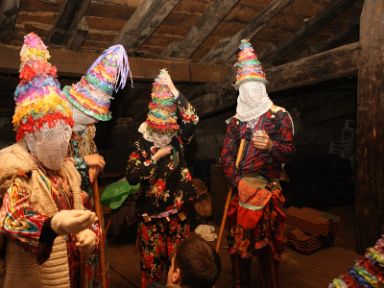 Disfrazados de Txatxus. Carnaval de Lantz (Navarra). © Benito Arnaiz