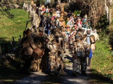 Comitiva en la Vijanera, Silió (Cantabria). Asociación Cultural Amigos de la Vijanera © César Manso