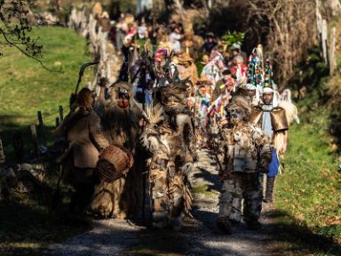 Comitiva de la Vijanera descendiendo del barrio de Santa Marina. Fotografía de César Manso (derechos de la Asociación Cultural Amigos de la Vijanera)