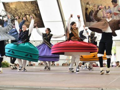 Jota aragonesa por el grupo Ntra. Señora de la Alegría de Monzón © Asociación de Coros y Danzas “Rosa del Azafrán”