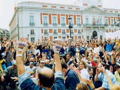 Manifestación. Aplauso sordo. © Confederación Estatal de Personas Sordas CNSE