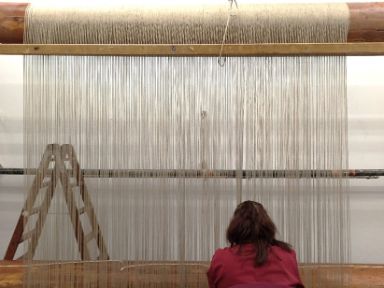 Repaso de los hilos de urdimbre sobre el plegador. © Antonio Sama. Real Fábrica de Tapices, Madrid