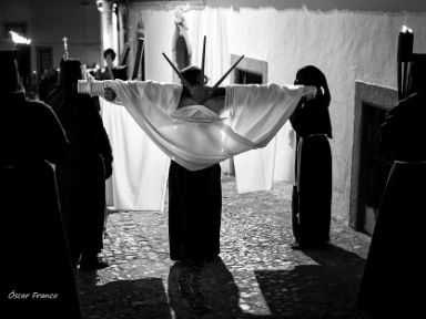 Penitente y cirineo. Hermandad de Penitentes del Santísimo Cristo de la Vera Cruz. Jerez de los Caballeros, Badajoz © Óscar Franco