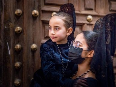 Hermandad solo de mujeres saca la Virgen de los Dolores. Tradición de vestirse con mantilla. Huéscar, Granada © Concejalía de Cultura de Huéscar