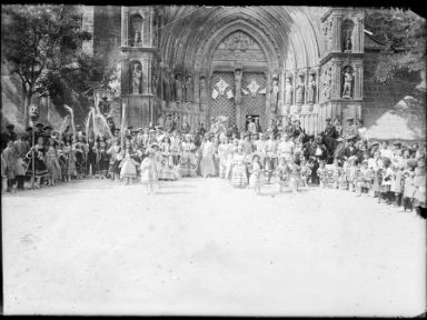 Danzas y Reinas reunidas en la plaza de la iglesia. Año 1922 © Ayuntamiento de Morella (José Pascual Royo)