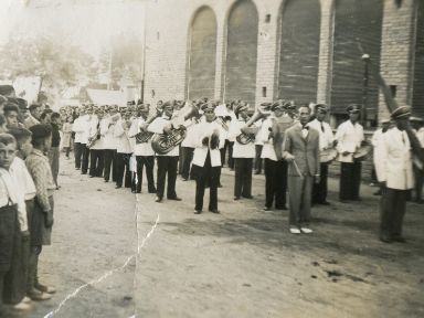 La Unió Musical Alqueriense desfilando en la década de 1950 © Unió Musical Alqueriense