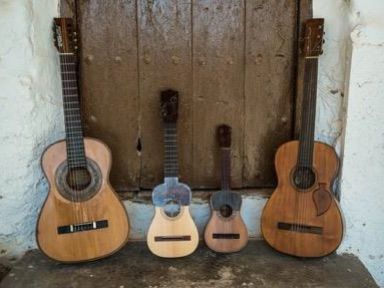 Conjunto de guitarra, guitarra tenor, requinto y guitarrico. Fotografía de Julio Guillén