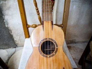Guitarro de 8 cuerdas (5 órdenes) fabricado en Caravaca a finales del siglo XIX. Fotografía de J. Javier Tejada