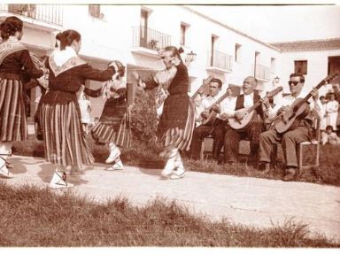 Rondalla de un grupo de la Sección Femenina en Llanos del Caudillo (Ciudad Real) en 1974. Fotografía de Eduardo Matos