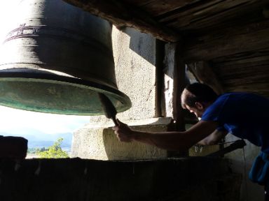 Campanero repicando las campanas sin el uso de cuerdas, Areantza, Aretxabaleta en Gipuzkoa © Egoitz Gorostidi Urkia